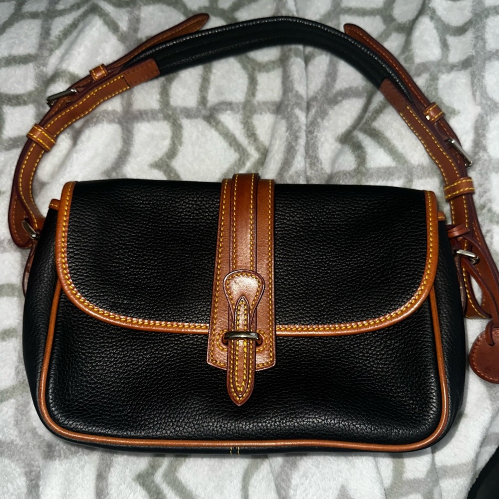 AUTHENTIC ‼️ Dooney & Bourke Navy and Tan Shoulder Bag